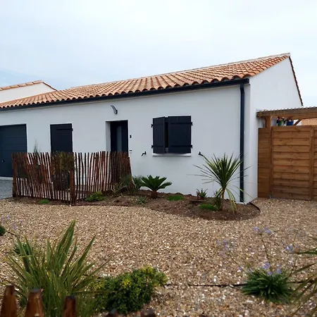 Charmante Maison Moderne Avec Jardin Prive A 9 Km De La Plage, Wi-fi Et Equipements Confortables